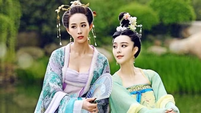 Ở thời điểm này, Võ Tắc Thiên cai trị toàn đất nước, các quyền lợi của phụ nữ về địa vị xã hội, giao tiếp so với các triều đại khác cũng có khác biệt rõ ràng. Chị em phụ nữ được phép ăn mặc thoải mái, phóng khoáng. Đó là cách họ thể hiện thân phận cao quý của mình. 