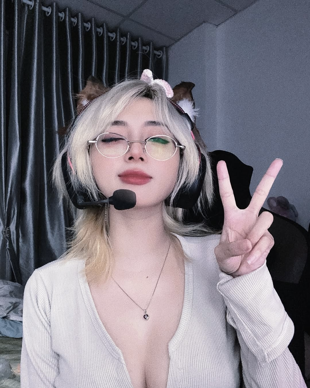 Nổi lên với vai trò là nữ trọng tài VCS 2020 (League of Legends Vietnam Championship Series - Giải vô địch thể thao điện tử Liên Minh Huyền Thoại Việt Nam), Mecury Nguyen ghi điểm nhờ ngoại hình xinh đẹp. (Ảnh: IGNV)