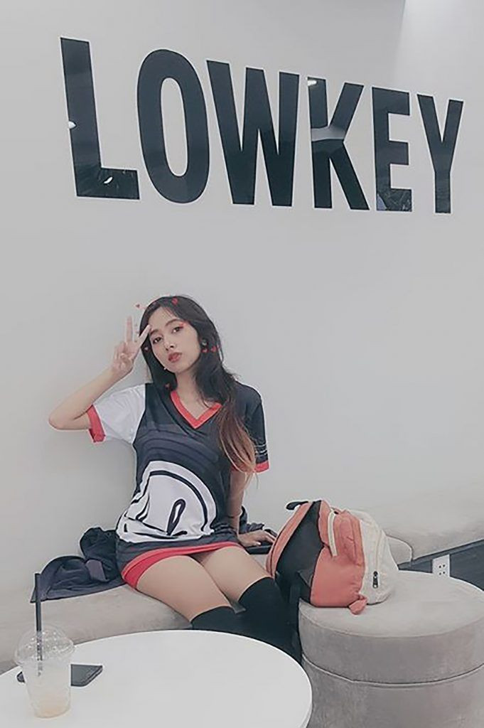 Bài đăng nhanh chóng nhận được lượng tương tác lớn từ cộng đồng mạng. Fan trầm trồ trước vẻ đẹp của nữ trọng tài, nhưng cũng có ý kiến lo ngại về mức độ "hở bạo". (Ảnh:oneesports)