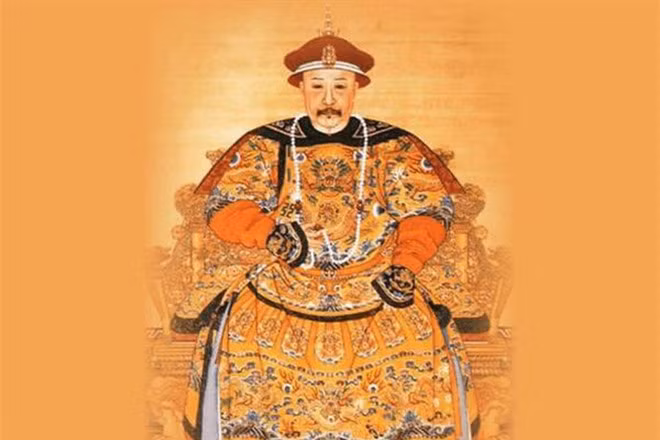 Mũi tên găm trên tấm biển trong Cố cung, sao không ai dám nhổ - Hình 3 Mui ten gam tren tam bien trong Co cung, sao khong ai dam nho-Hinh-3