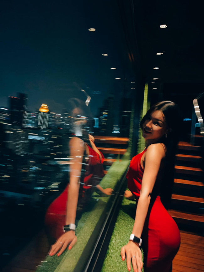 Cô nàng vượt qua rất nhiều lời gièm pha để sánh bước bên thủ môn Lâm Tây.