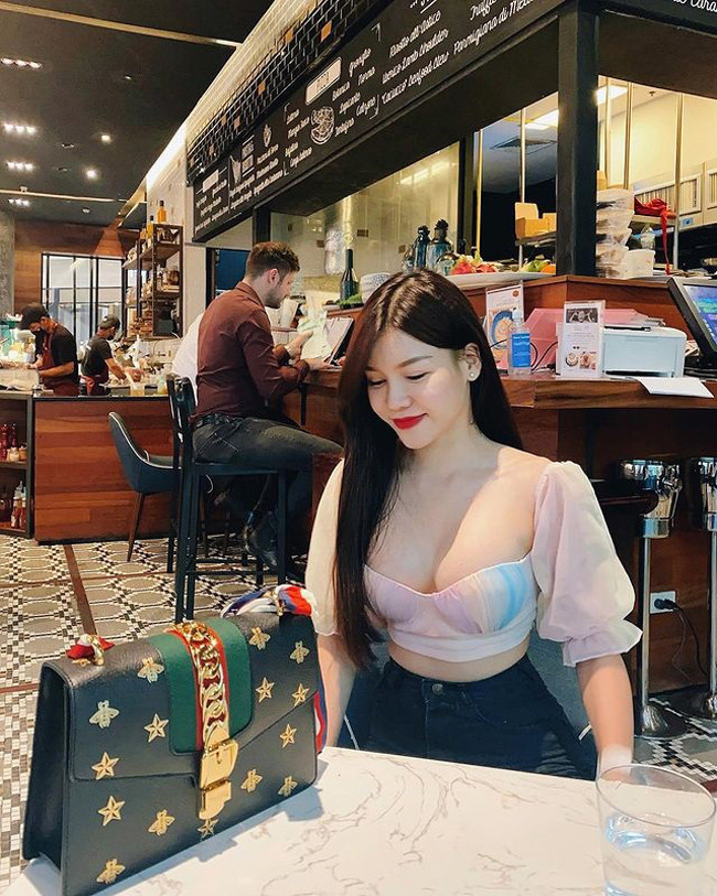 Yến Xuân được yêu mến không chỉ nhờ nhan sắc gợi cảm mà còn bởi sự điềm tĩnh và bản lĩnh.