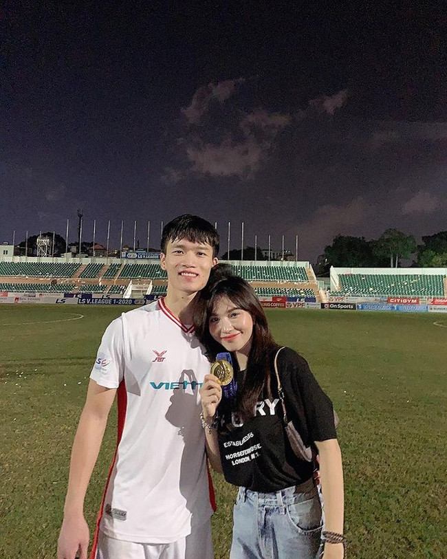 Nguyễn Gia Hân (sinh năm 1997) là bạn gái cầu thủ Hoàng Đức.