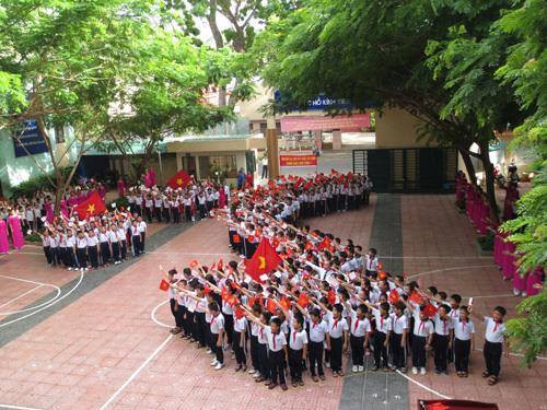 Gần 1.400 học sinh của trường tiểu học Hạ Long, TP Vũng Tàu (Bà Rịa-Vũng Tàu) cũng xếp thành hình bản đồ Việt Nam cùng hai quần đảo Hoàng Sa và Trường Sa.