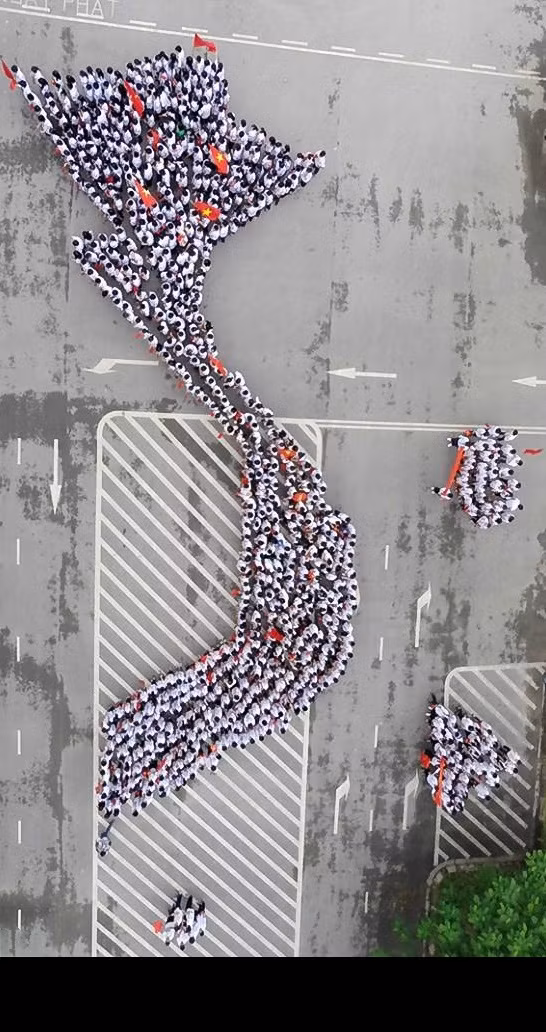 Học sinh trường chuyên Hà Nội - Amsterdam cũng đồng lòng, hòa theo không khí chung của cả nước, đứng xếp thành bản đồ Tổ quốc và ghi lại nhiều hình ảnh tuyệt đẹp từ camera bay trên không trung.