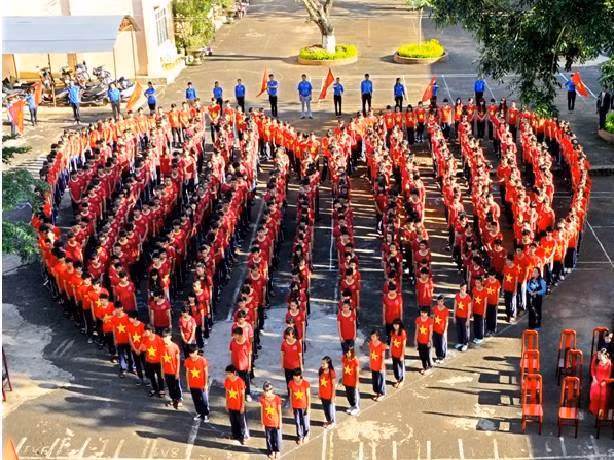 Với một chút sáng tạo, học sinh trường THPT Lộc Phát, Bảo Lộc, Lâm Đồng cùng mặc áo in hình quốc kỳ, xếp hình trái tim lớn như một cách thể hiện tình cảm yêu thương với quê hương.