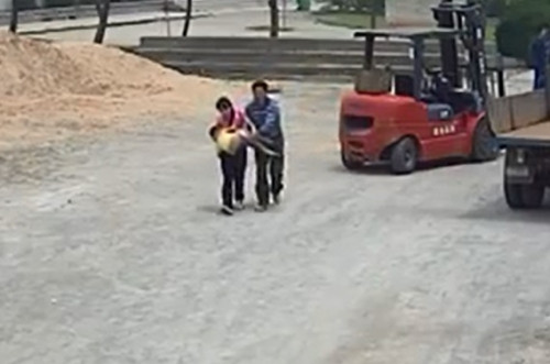 Những người có mặt ở hiện trường đã nhanh chóng xua đuổi kẻ cuồng sát, cứu giúp và đưa các học sinh đi cấp cứu. Bảo vệ trong trường học cũng xuất hiện, gọi tất cả các học sinh vào trong lớp và cố gắng tìm cách ngăn cản kẻ điên cuồng.