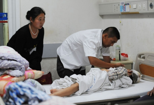 Các học sinh bị thương nhận được sự chăm sóc đặc biệt của các bác sĩ.