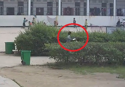 Kẻ này thể hiện rõ sự hung hăng, tàn ác của mình. Hắn chạy khắp sân trường và theo Tân Hoa Xã đưa tin, hắn đã khiến 8 học sinh bị thương nghiêm trọng với những vết chém trên cơ thể.