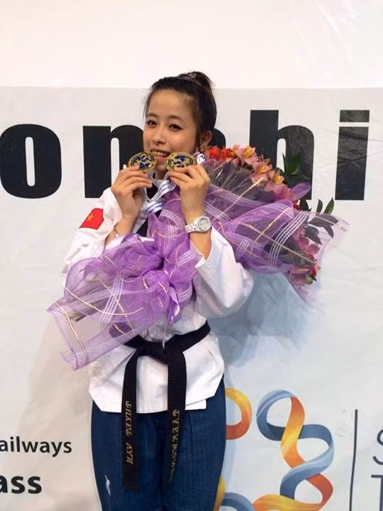 Trong giải vô địch Teakwondo châu Á 2014 diễn ra từ ngày 25 - 28/5 tại Tashkent, Uzbekistan mới đây, hoa khôi làng võ Việt Châu Tuyết Vân cùng các đồng đội trong tuyển Việt Nam đã một lần nữa vô địch ở nội dung biểu diễn đồng đội nữ ba và năm người.