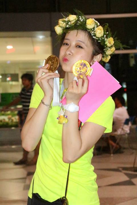 Với thành công tuyệt vời ở giải vô địch châu Á, Châu Tuyết Vân và các đồng đội tiếp tục nhận được rất nhiều lời khen ngợi từ phía ban huấn luyện, tiếp tục làm người hâm mộ nước nhà nức lòng. Châu Tuyết Vân đã không khỏi vui mừng, tự hào về những gì mình làm được, cô nàng nhắng nhít khoe chiến tích huy chương vàng trong những bức ảnh chụp tại Uzbekistan.