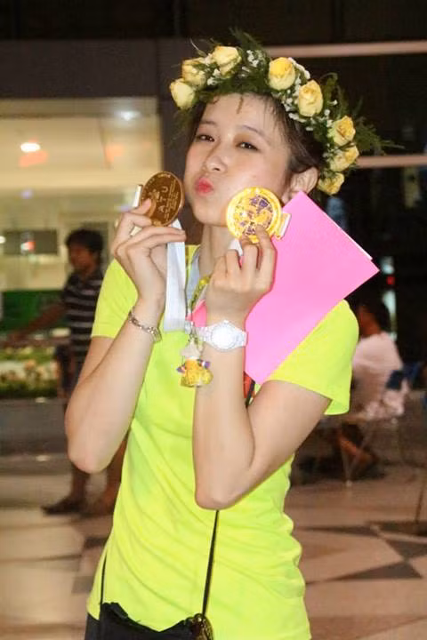 Với thành công tuyệt vời ở giải vô địch châu Á, Châu Tuyết Vân và các đồng đội tiếp tục nhận được rất nhiều lời khen ngợi từ phía ban huấn luyện, tiếp tục làm người hâm mộ nước nhà nức lòng. Châu Tuyết Vân đã không khỏi vui mừng, tự hào về những gì mình làm được, cô nàng nhắng nhít khoe chiến tích huy chương vàng trong những bức ảnh chụp tại Uzbekistan.