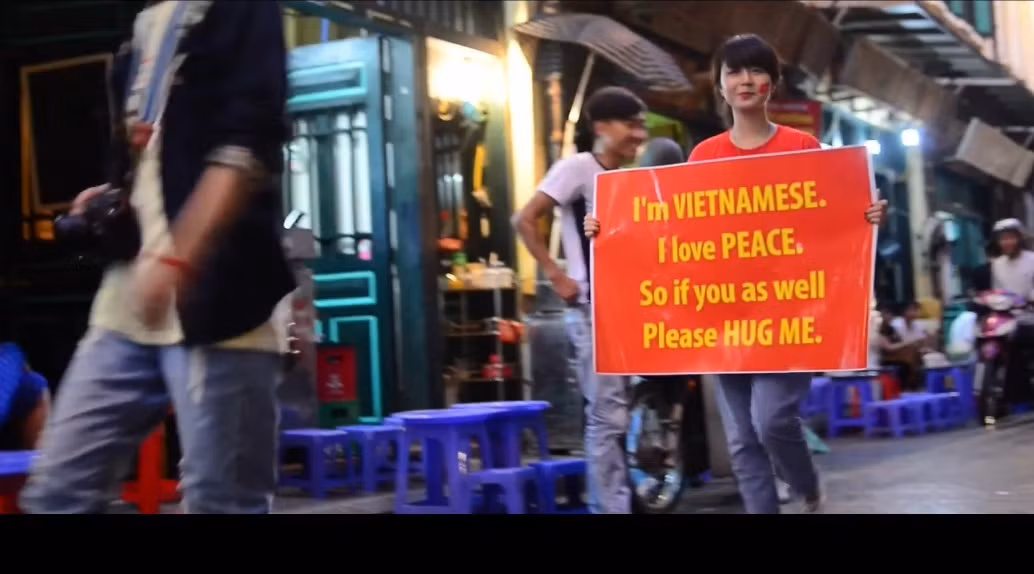 Clip được lấy ý tưởng từ hoạt động free hug. Linh Kett mặc chiếc áo in hình quốc kỳ Việt Nam, cầm trên tay tấm biển in dòng chữ "Tôi là người Việt Nam. Tôi yêu hòa bình. Nếu bạn cũng như vậy thì hãy ôm tôi!", cô gái trẻ đi dong duổi khắp phố phường Hà Nội để thể hiện tình yêu hòa bình của mình.