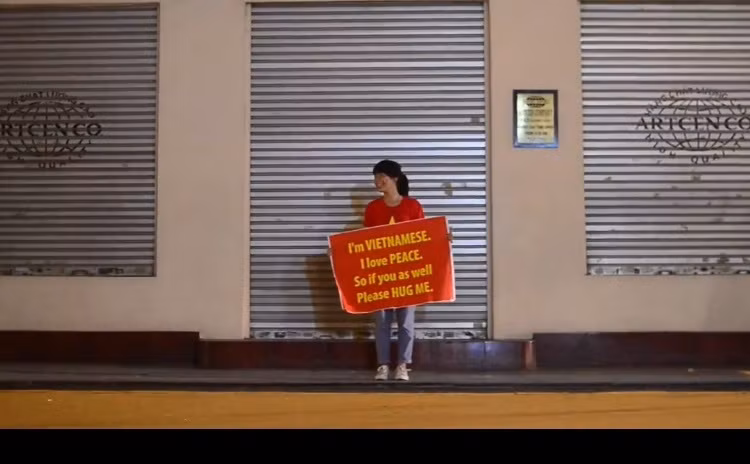 Clip của Linh Kett được quay bằng máy ảnh, mang phong cách giản dị, gần gũi với nhiều điểm đến quen thuộc tại Hà Nội cùng khung cảnh phố phường buổi tối bình yên và đầy màu sắc.