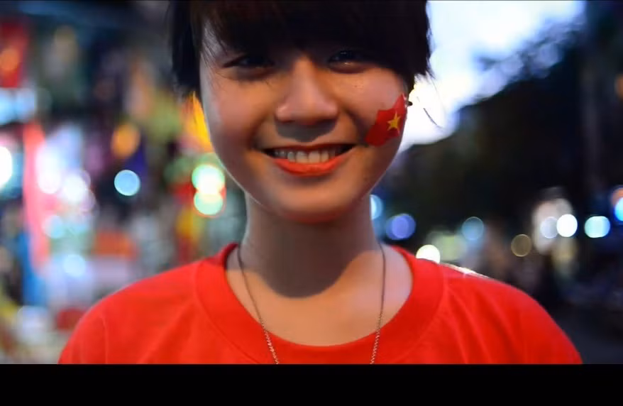 Ban nu xinh dep mang thong diep Toi yeu hoa binh