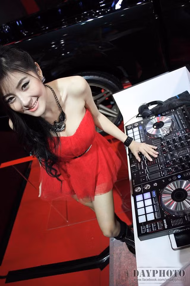 Dù cô nàng giấu tuổi nhưng nhiều người hâm mộ cho rằng Faahsai Thiritat là 8X "cuối đời". Cô sinh ngày 24/5 và hiện đang là sinh viên của một trường Đại học nghệ thuật ở Bangkok, Thái Lan.