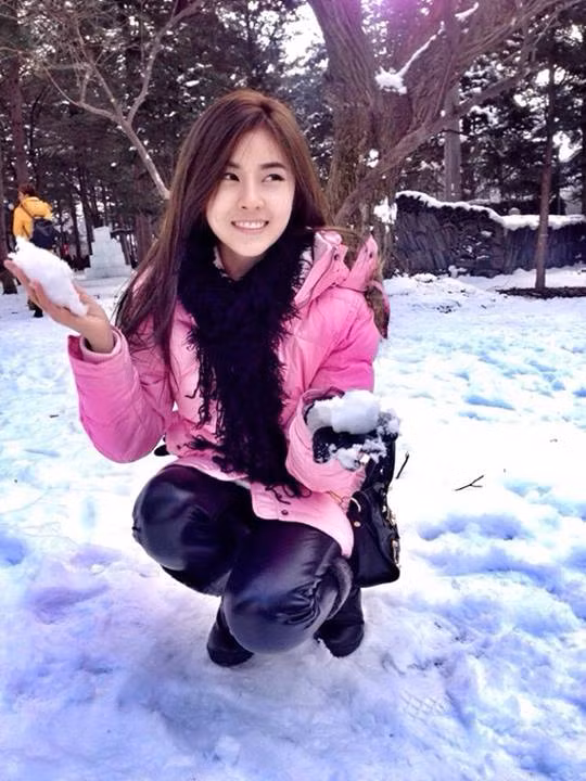 Cô nàng cũng không thiếu những bức ảnh cho thấy sự giản dị, ôn hòa tiềm ẩn nhiều nét đẹp, quyến rũ. Ngoài thời gian làm DJ chuyên nghiệp, Faahsai Thiritat còn rất yêu thích tập thể dục. Cô dành một khoảng thời gian riêng trong ngày để tập gym và boxing... điều này giúp thiên thần DJ giữ được vóc dáng chuẩn, vẻ đẹp ngoại hình giữ làm thế mạnh.