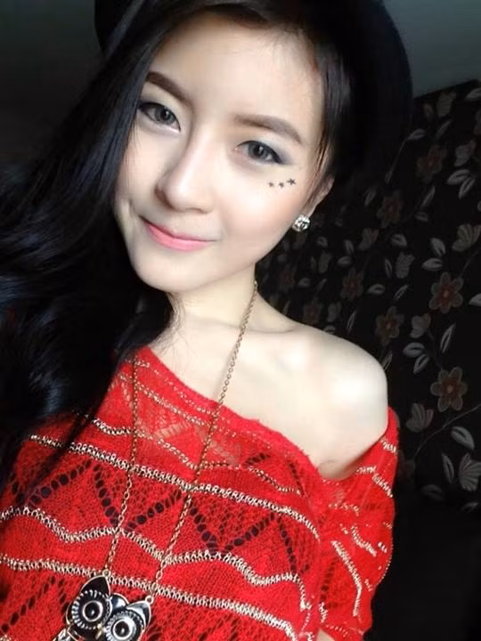 Faahsai yêu thích DJ và định hướng sẽ theo đuổi công việc này một cách nghiêm túc và dành trọn tâm huyết cho nó. Cô xuất hiện ở nhiều buổi party, những câu lạc bộ, quán bar nổi tiếng bậc nhất xứ Chùa Vàng và luôn là tâm điểm của sự chú ý mỗi khi đứng lên bàn mix.