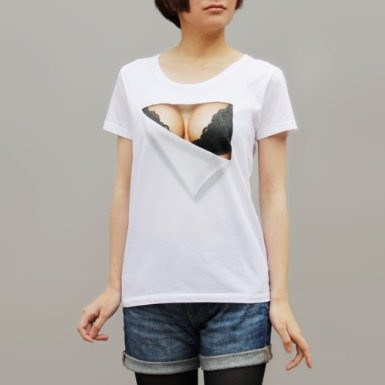 Những cô gái trẻ diện chiếc áo này rất dễ khiến người đi đường "nổ mắt" bởi phần hình in 3D trông cực giống thật. Đây là một mẫu thiết kế quá sáng tạo, gây choáng ngợp đến mức không thể nói nên lời.