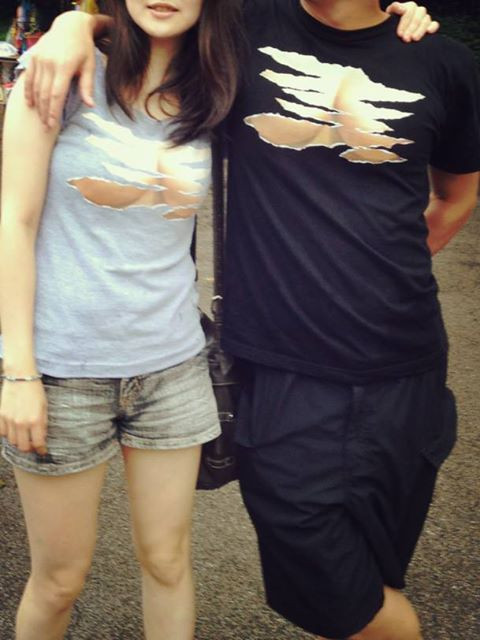 Dù gây đau mắt cho người đối diện nhưng tính sáng tạo, phá cách của sản phẩm này vẫn hấp dẫn nhiều bạn trẻ. Thậm chí các cặp đôi còn đặt mua chiếc áo này để làm áo cặp, cùng nhau mặc đi dạo phố.