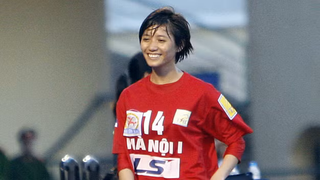 Tiền đạo Nguyễn Thị Hòa là một trong những cầu thủ có hoàn cảnh gia đình khó khăn nhất tuyển Việt Nam. Năm ngoái mẹ của Hòa bị tai nạn phải cắt bỏ hai chân, bố cô là thương binh 4/4 mắc bệnh teo cơ. Ngoài thời gian tham gia tuyển bóng đá, Nguyễn Thị Hòa phải hành nghề bán than, trông xe để kiếm thêm thu nhập.