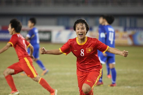 Ước mơ của tiền đạo Minh Nguyệt là được trở về làm giáo viên thể chất để được ở gần chăm sóc mẹ già. Bố Minh Nguyệt mất cách đây vài năm, cô gạt nước mắt sống tiếp cùng mẹ và anh trai và luôn thi đấu hết mình trong màu áo tuyển Việt Nam.