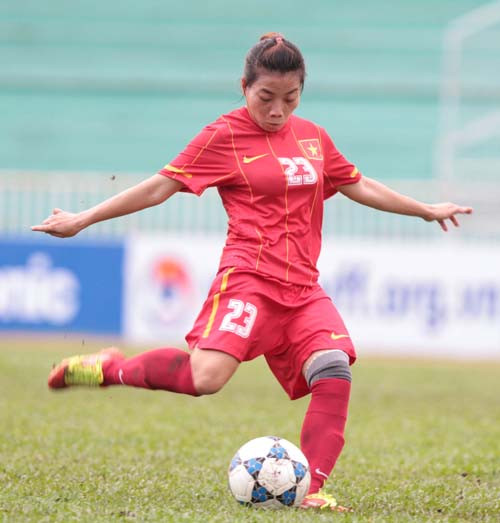 Tiền vệ trung tâm Kim Hồng thì ngoài nghiệp bóng đá, chị còn học thêm nghề trang điểm. Đây được coi là nghề nghiệp "chống cháy", giúp cô gái trẻ sau ngày giải nghệ sẽ có cách kiếm ra đồng tiền chân chính.