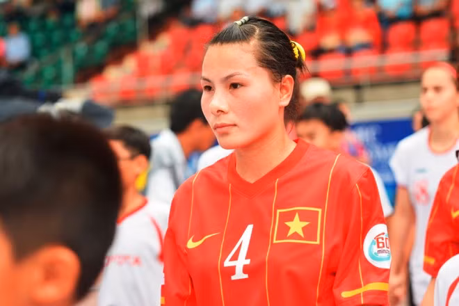 Biến cố trong gia đình đã khiến hậu vệ đội trưởng Nguyễn Thị Nga từng phải giã từ sân cỏ. Gia đình neo người, khi mẹ đẻ ốm nặng, Nguyễn Thị Nga phải rời xa sân cỏ 2 năm, để lại chiếc băng đội trưởng để về săn sóc mẹ. Hiện tại, mỗi khi lên tuyển, chị Nga lại phải gửi cậu con trai cho ông bà nội chăm sóc. Xa nhà, nhớ con, không ít lần Nguyễn Thị Nga phải khóc thầm lặng lẽ.