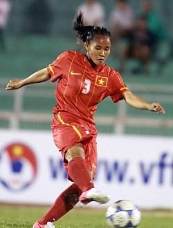 Hậu vệ 19 tuổi Chương Thị Kiều vẫn dành những đồng lương ít ỏi hàng tháng của mình để gửi về phụ giúp bố mẹ già, gia đình nghèo. Gia đình cô có 3 anh chị em, 2 người lớn đều đã lập gia đình và hiện tại bố mẹ cô cũng không thể lao động được nữa.