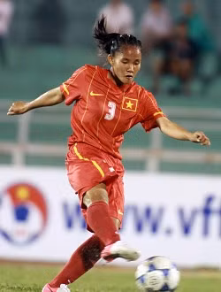 Hậu vệ 19 tuổi Chương Thị Kiều vẫn dành những đồng lương ít ỏi hàng tháng của mình để gửi về phụ giúp bố mẹ già, gia đình nghèo. Gia đình cô có 3 anh chị em, 2 người lớn đều đã lập gia đình và hiện tại bố mẹ cô cũng không thể lao động được nữa.