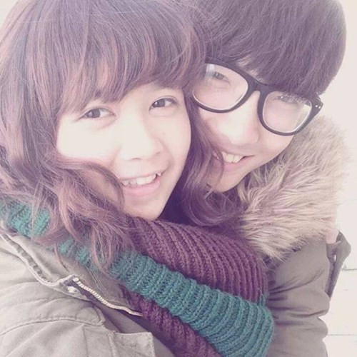 Cô nữ sinh lớp 11 trường THPT Lê Quý Đôn chia sẻ rằng tình cảm giữa hai người là tình yêu sét đánh. Dù có người yêu và đang tỏ ra rất hạnh phúc nhưng Mờ Naive vẫn "nịnh" các fan bằng dòng chia sẻ "Fan vẫn là số 1 - Vẫn yêu fan nhất!".