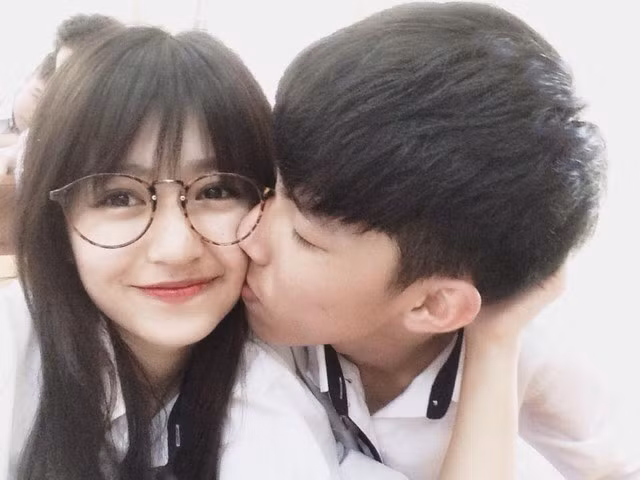 Khác với sự úp mở của Emily và Vân Navy, hot girl Mẫn Tiên lại tỏ ra rất thích thú khi khoe bạn trai và những bức ảnh thân mật giữa hai người. Mới đây, cô nàng xuất hiện trong một loạt bức ảnh đáng yêu của mình cùng một chàng trai trẻ mà nhìn vào hai người có vẻ như đã yêu nhau từ rất lâu.