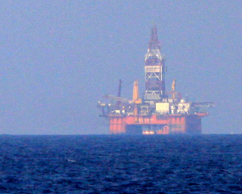 Giàn khoan Hải Dương 981 được Trung Quốc hạ đặt trái phép trong thềm lục địa của Việt Nam. Ảnh: Nguyễn Đông.