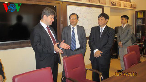 ÔngKolotov (trái) trong một buổi tiếp các đại biểu Việt Nam tới thămViện Hồ Chí Minh thuộc Khoa Phương Đông – Đại học Tổng hợp Quốc gia St. Petersburg.