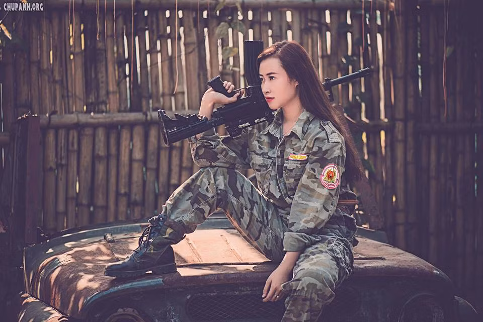 Súng được sử dụng trong các bộ ảnh dù là súng giả cũng có thể gây nhiều cảm giác cho người xem về mức độ nguy hiểm của một loại vũ khí. Do vậy, khi cầm súng chắc chắn người sử dụng sẽ có những dụng cụ bảo vệ, nhưng để đáp ứng nhu cầu chụp ảnh sexy của các bạn trẻ, tối thiểu cũng nên có dụng cụ bảo vệ mắt, bảo vệ khuỷu tay, đầu gối, tay và chân