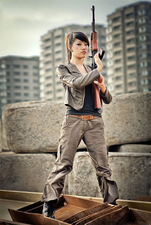 Lưu ý tiếp theo là khi cầm súng (dù thật hay giả) vẫn luôn phải chĩa nòng súng về hướng an toàn là dưới mặt đất, dưới chân người cầm.