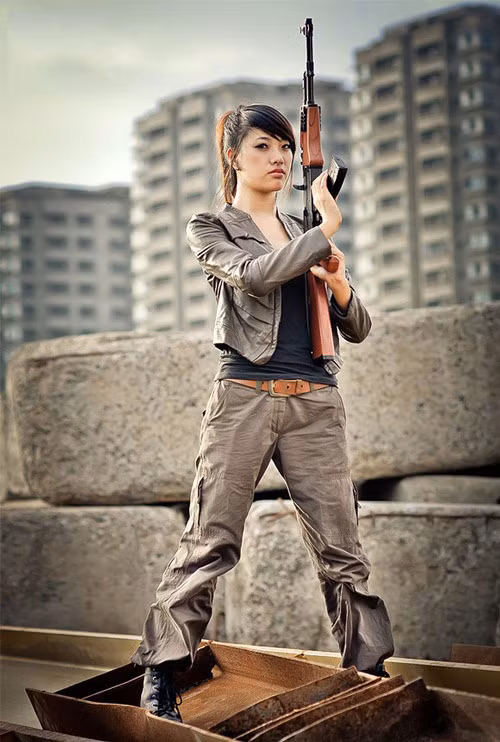 Lưu ý tiếp theo là khi cầm súng (dù thật hay giả) vẫn luôn phải chĩa nòng súng về hướng an toàn là dưới mặt đất, dưới chân người cầm.