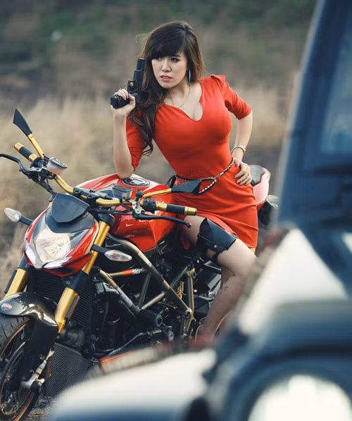 Thành viên diễn đàn Vietdesigner mới đây chia sẻ một topic lưu ý với các "phó nháy" và các người mẫu chụp ảnh với súng đạn về cách cầm súng cho đúng và một vài lưu ý quan trọng trong việc tạo dáng.