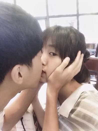 Mẫn Tiên khoe ảnh đôi bạn ôm hôn nhau cùng với những từ rất âu yếm như "Baby", "Công chúa của em"... Thậm chí đôi bạn trẻ còn thực hiện màn hôn lộn vòng - một phong trào mới trong giới trẻ khiến rất nhiều fan "phập phồng", mừng rỡ. Được biết bạn trai của Mẫn Tiên có nickname Phong Sy và đang là học sinh trường THPT Trần Phú, là bạn học với nàng hot girl.