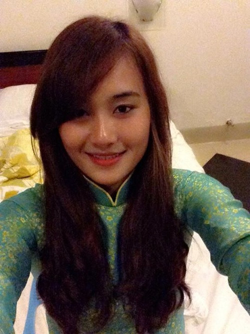 Mặc dù đã được đôn lên tuyển được 2 năm nhưng năm nay mới là lần đầu tiên Linh Chi được ra sân thi đấu trong đội hình xuất phát của tuyển Việt Nam. Nữ vận động viên người Phú Thọ được coi là "hot girl" của tuyển VN và được khen tặng là Hoa khôi bóng chuyền.