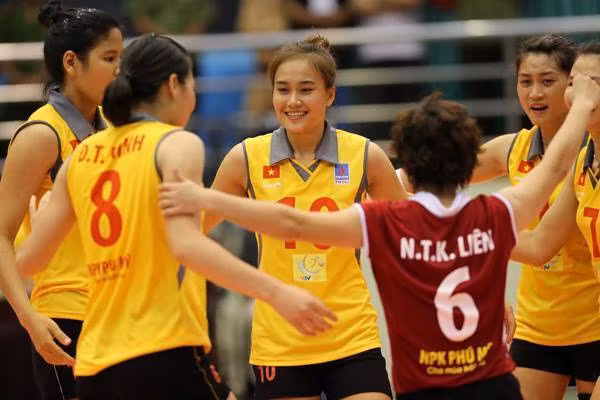 Bất ngờ được tuyển trạch viên gọi lên thi đấu cho tuyển ở giải VTV Cup lần này, Linh Chi đã tạo nên một bất ngờ lớn khi thi đấu rất tự tin, bản lĩnh và trở thành bệ phóng giúp các chủ công của đội tuyển Việt Nam bùng nổ.