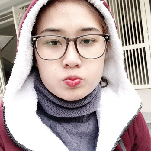 Với tuổi đời còn rất trẻ nên ngoài đời, Linh Chi thường xuyên có những khoảnh khắc vui đùa, nhắng nhít, thể hiện sự năng động của mình.