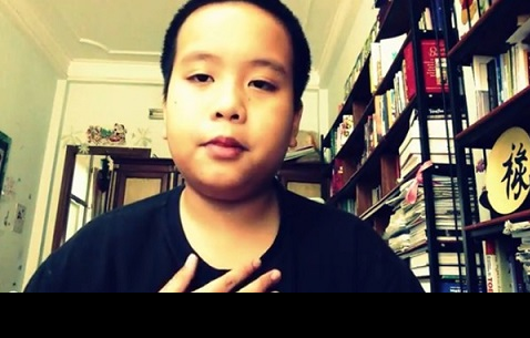 Vlog chia sẻ kinh nghiệm học tiếng Anh của thần đồng Đỗ Nhật Nam gây ra rất nhiều tranh cãi trong tuần qua. Vlog của Nhật Nam được trình bày hoàn toàn bằng tiếng Anh và không có phụ đề tiếng Việt, do vậy đã có rất nhiều người "ném đá", hay tỏ ra khó chịu trước điều này. Việc góp ý cho một sản phẩm trực tuyến tuy là điều cần thiết nhưng không ít dân mạng Việt đã sử dụng những bình luận thô tục, lời lẽ cay nghiệt để chỉ trích Nhật Nam tạo nên một sự phản cảm, khó chấp nhận.