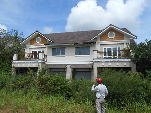 Tuy nhiên, những khu dân cư trong đô thị mới Nhơn Trạch dù đã xong hạ tầng, xây nhà nhưng lại hầu như không có nhiều người ở. Cảnh hoang vắng vẫn tiếp diễn và được dự đoán sẽ chấm dứt khi sân bay Long Thành được đưa vào sử dụng và đường cao tốc nối thẳng từ TP.HCM tới Nhơn Trạch hoàn thành. Ảnh: NLĐ