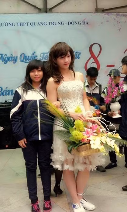 Nhưng sau khi quan sát kỹ, cư dân mạng đã phát hiện đây là một nam sinh hóa trang, đóng giả làm con gái. Dù khuôn mặt xinh xắn, hồng hào của nam sinh này đánh lừa được nhiều người, nhưng bờ vai và cánh tay kém thon gọn lại “tố cáo” được rằng cậu đang giả gái.