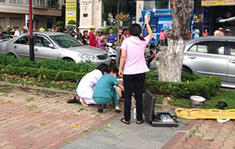 Lực lượng Cấp cứu 115 cấp cứu tại hiện trường vụ tự thiêu.