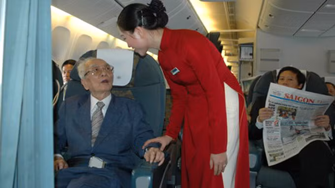 Đại tướng trong một lần trên máy bay của Vietnam Airlines đi thăm TP.HCM tháng 5/2005.