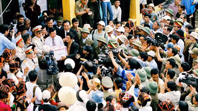 Nhân dân Điện Biên Phủ đón chào Đại tướng Võ Nguyên Giáp tháng 4/2004.