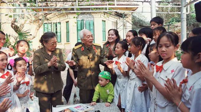 Nghệ sĩ nhân dân Tường Vi với các cháu thiếu nhi Hà Nội chúc mừng Đại tướng Võ Nguyên Giáp 95 tuổi tại nhà riêng của ông.