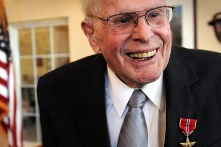 Ông Henry A.Prunier.